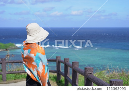 石垣島最北端:一位女子(背影)從平久保崎燈塔眺望蔚藍的大海 石垣島最北端:一位女子(背影)從平久保崎燈塔眺望蔚藍的大海 133362093