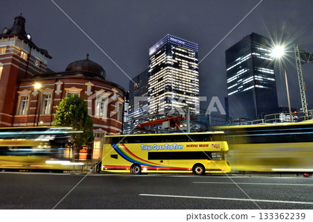 東京站丸之內南口觀光巴士站附近的夜景 133362239