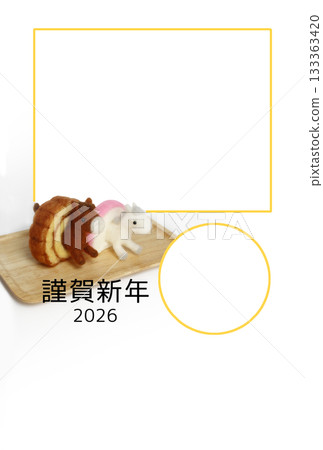 新年賀卡，有邊框，圖案分別是埋在壽司捲裡的馬和埋在魚板（魚糕）裡的馬，以及新年祝福語和年份。 133363420