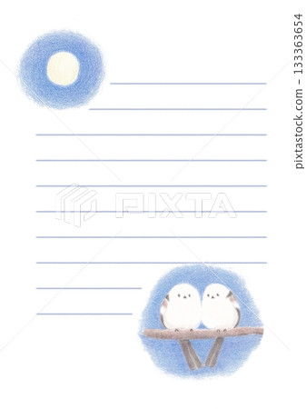 月光下的長尾山雀依偎在一起（特寫） 133363654