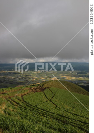 從大觀峰展望台眺望:「熊本縣阿蘇市大觀峰的自然與雲景」 山巒與城市景觀 從大觀峰展望台眺望:「熊本縣阿蘇市大觀峰的自然與雲景」 山巒與城市景觀 133364068