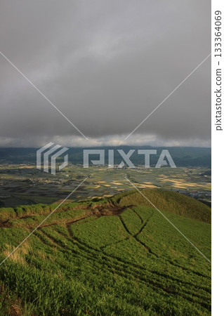 從大觀峰展望台眺望:「熊本縣阿蘇市大觀峰的自然與雲景」 山巒與城市景觀 從大觀峰展望台眺望:「熊本縣阿蘇市大觀峰的自然與雲景」 山巒與城市景觀 133364069