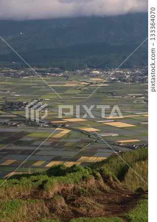 從大觀峰展望台眺望:「熊本縣阿蘇市大觀峰的自然與雲景」 山巒與城市景觀 從大觀峰展望台眺望:「熊本縣阿蘇市大觀峰的自然與雲景」 山巒與城市景觀 133364070