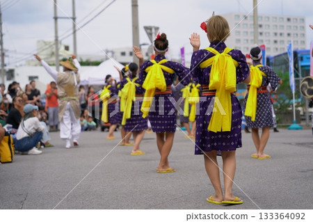 Ishigaki Island Festival: Participants in traditional costumes dancing from behind 133364092