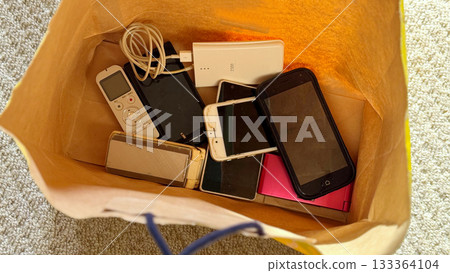 許多智慧型手機和行動電話都裝在紙袋裡 133364104