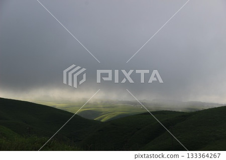 從大觀峰展望台眺望:「熊本縣阿蘇市大觀峰的自然與雲景」 山巒與城市景觀 從大觀峰展望台眺望:「熊本縣阿蘇市大觀峰的自然與雲景」 山巒與城市景觀 133364267