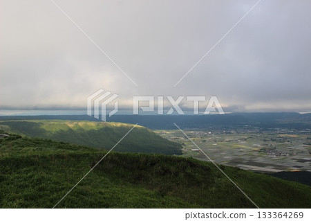 從大觀峰展望台眺望:「熊本縣阿蘇市大觀峰的自然與雲景」 山巒與城市景觀 從大觀峰展望台眺望:「熊本縣阿蘇市大觀峰的自然與雲景」 山巒與城市景觀 133364269