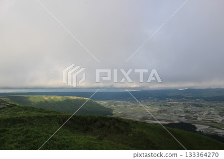 從大觀峰展望台眺望:「熊本縣阿蘇市大觀峰的自然與雲景」 山巒與城市景觀 從大觀峰展望台眺望:「熊本縣阿蘇市大觀峰的自然與雲景」 山巒與城市景觀 133364270