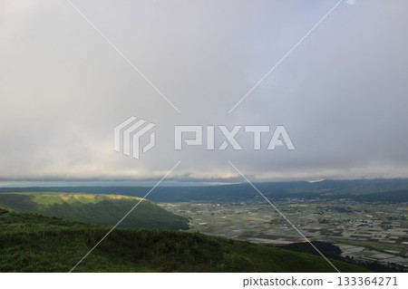 從大觀峰展望台眺望:「熊本縣阿蘇市大觀峰的自然與雲景」 山巒與城市景觀 從大觀峰展望台眺望:「熊本縣阿蘇市大觀峰的自然與雲景」 山巒與城市景觀 133364271