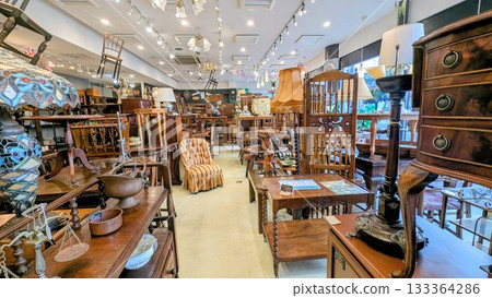 一家擺滿了歐洲古董的商店 一家擺滿了歐洲古董的商店 133364286