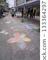 石垣島祭：孩子們在路上用粉筆畫色彩繽紛的畫（活動現場） 133364297