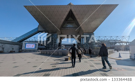 人們正前往東京國際展覽中心參加活動。 133364488
