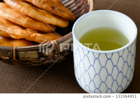 米餅和日本茶 133364951