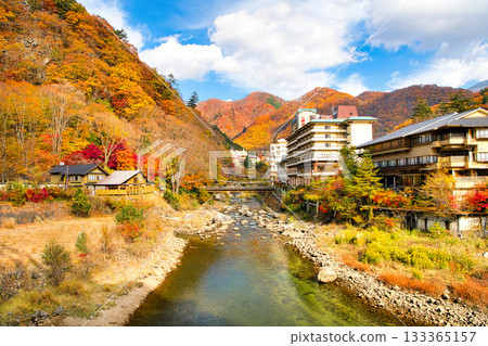 栃木縣日光市的川路溫泉和男鹿川沐浴在秋葉之中 133365157