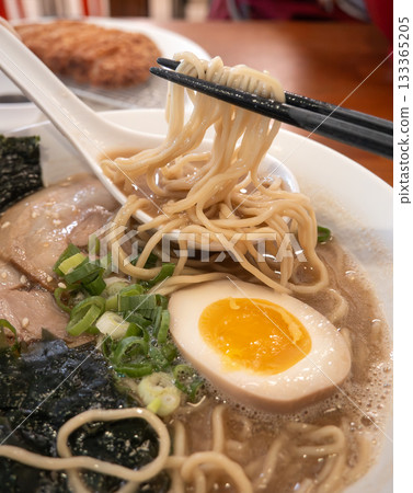 tonkotsu ramen ramen barbecued pork tonkotsu ramen チャーシュー ラーメン 133365205