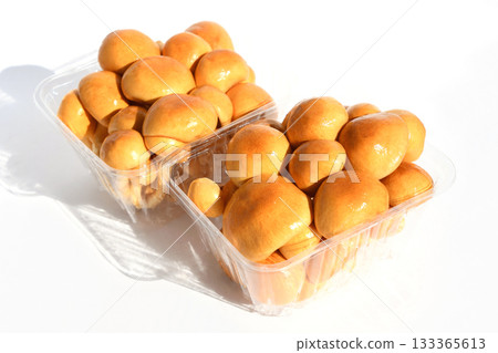 Mushrooms (large nameko mushrooms) 133365613