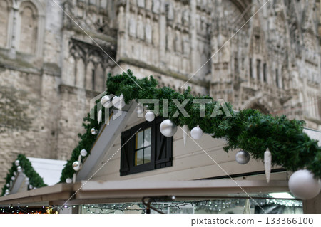 Christmas market with wooden house shops and cathedral in the center of Rouen 133366100