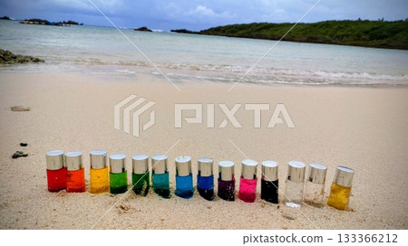 沙灘上排列著彩色瓶子,遠處是海景 / 治癒的色彩 / 熱帶海灘 沙灘上排列著彩色瓶子,遠處是海景 / 治癒的色彩 / 熱帶海灘 133366212