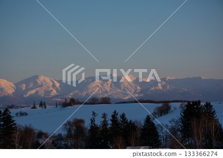 冬天的雪原和晚霞中的群山 十勝嶽山脈 133366274