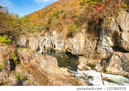 栃木縣日光市：紅葉染紅的龍王峽和鬼怒川 133366559
