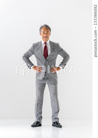 商人肖像全身站立高 133366892