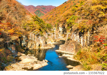 Nikko City, Tochigi Prefecture: Ryuokyo Gorge and Kinugawa River dyed with autumn leaves 133367022