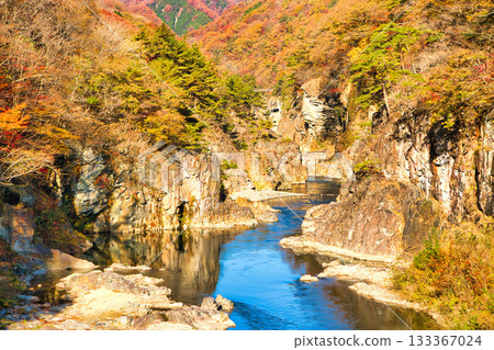 栃木縣日光市：紅葉染紅的龍王峽和鬼怒川 133367024