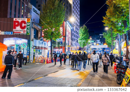 Seoul Jongno 3-ga Bar and Food Stall Street (some soft focus) 133367042