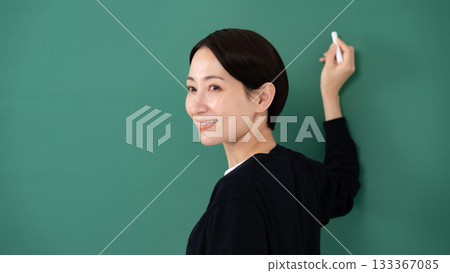 Blackboard, female instructor, instructor, chalk 133367085