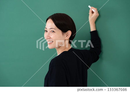 Blackboard, female instructor, instructor, chalk 133367086