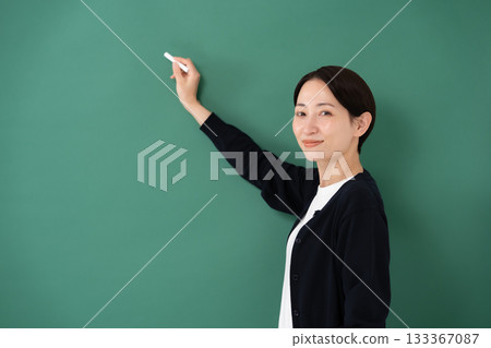 Blackboard, female instructor, instructor, chalk 133367087