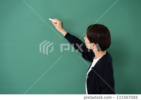 黑板、女教師、教師、粉筆 133367088