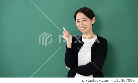 黑板、女教師、教師、粉筆 133367090