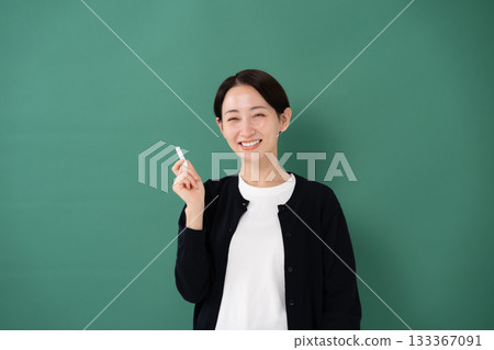 黑板、女教師、教師、粉筆 133367091