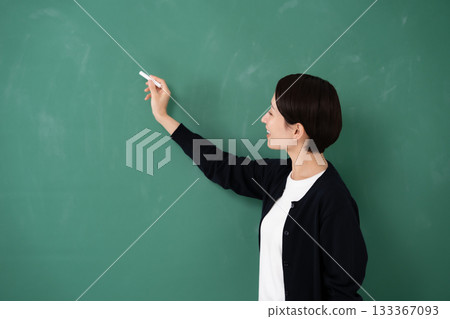 黑板、女教師、教師、粉筆 133367093