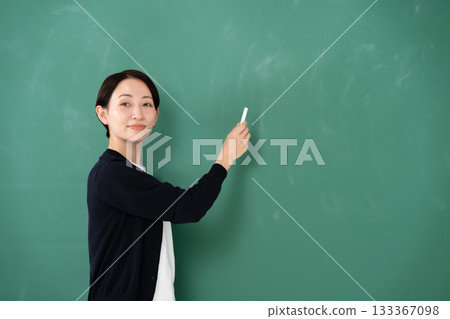 黑板、女教師、教師、粉筆 133367098