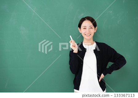 黑板、女教師、教師、粉筆 133367113