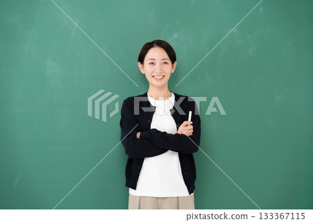 黑板、女教師、教師、粉筆 133367115