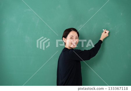 黑板、女教師、教師、粉筆 133367118