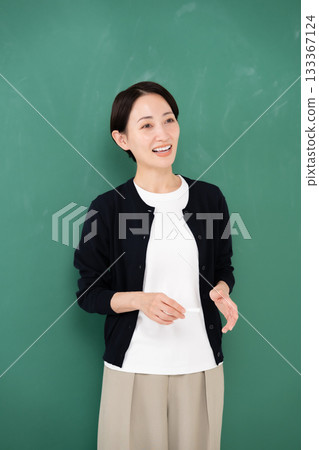 黑板、女教師、教師、粉筆 133367124