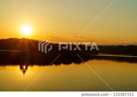 夕陽西下,映照著狹山湖的取水塔。 夕陽西下,映照著狹山湖的取水塔。 133367151
