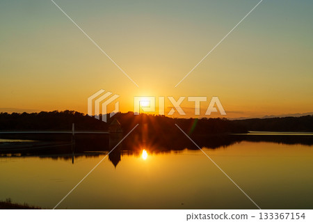 Lake Sayama's water intake tower bathed in the setting sun 133367154