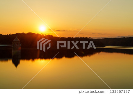 Lake Sayama's water intake tower bathed in the setting sun 133367157