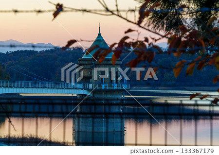 傍晚時分，狹山湖的取水塔 133367179