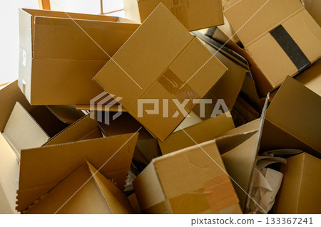 房間裡到處都是打開的紙箱 133367241