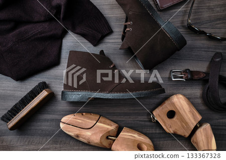 木桌上擺放著楚卡靴和配件。 133367328
