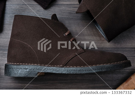 木桌上擺放著楚卡靴和配件。 133367332