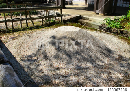 The white sand of the Zuifu Garden at Kurama Temple depicts the descent of the Goho Maoson from Venus to the inner sanctuary 6.5 million years ago. 133367338