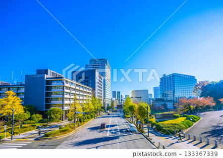 日本東京城市景觀：九段坂。從田安門一側眺望九段下站、昭和館、九段會館等（11月21日） 133367339