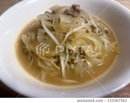 自製拉麵，配豆芽、洋蔥和肉末 133367562